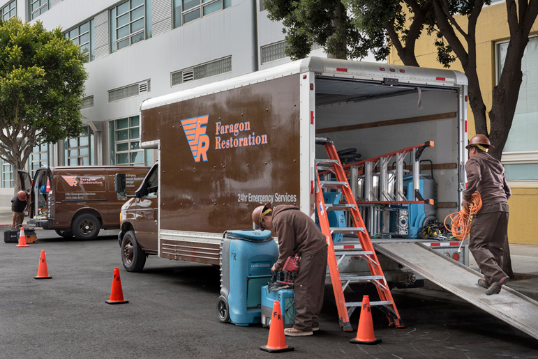 faragon-trucks-unloading